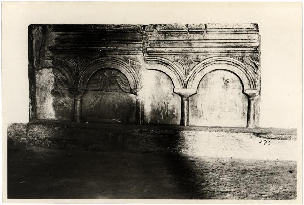Leggiuno - Oratorio dei SS. Primo e Feliciano. Frammento di un sarcofago in marmo (prima metà III sec.).