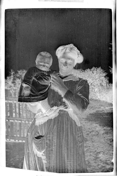 Prima Guerra Mondiale - Veneto (?) - Ritratto di famiglia - Donna con bambino