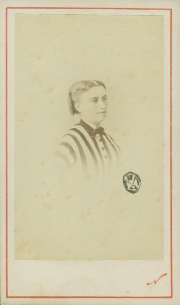 Ritratto femminile - Donna in abito a righe con collo nero