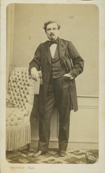 Ritratto maschile - Uomo in piedi, appoggiato allo schienale di una poltrona