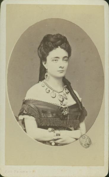 Ritratto femminile - Donna con collana con medaglioni