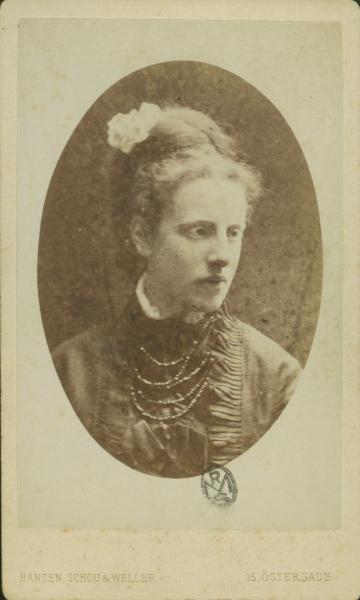 Ritratto femminile - Giovane con acconciatura raccolta e collana a più fili
