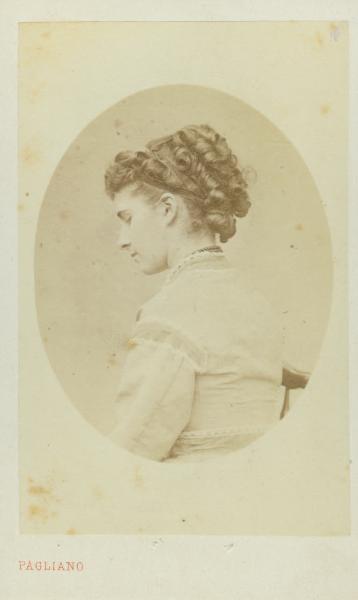 Ritratto femminile - Donna con acconciatura raccolta a boccoli