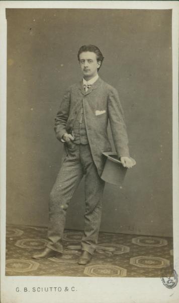 Ritratto maschile - Uomo in piedi con cappello a tuba in mano