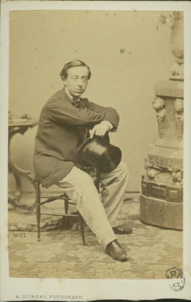 Ritratto maschile - Sforni, seduto a cavalcioni su una sedia, con il cappello a tuba in mano