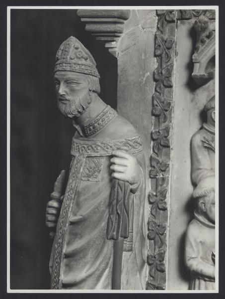 Milano - Basilica di S. Eustorgio. Giovanni di Balduccio, Sant'Ambrogio, particolare dell'arca di San Pietro martire, scultura in marmo (1336-39).
