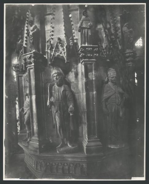 Milano - Duomo. Particolare delle statue dei capitelli della navata centrale (XV sec.).