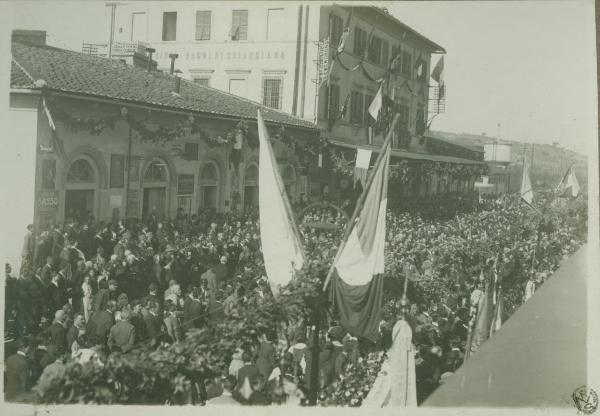 Cerimonia della traslazione della salma del Milite Ignoto - Chianciano Terme - Stazione ferroviaria di Chiusi e Chianciano Terme - Folla in attesa del passaggio del treno con la bara del Milite Ignoto