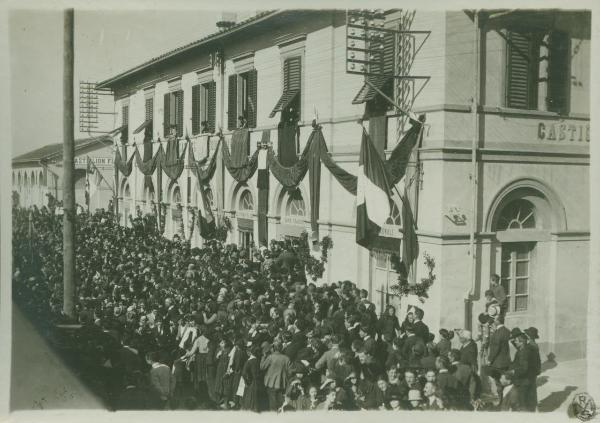 Cerimonia della traslazione della salma del Milite Ignoto - Castiglion Fiorentino - Stazione ferroviaria - Folla in attesa del passaggio del treno con la bara del Milite Ignoto