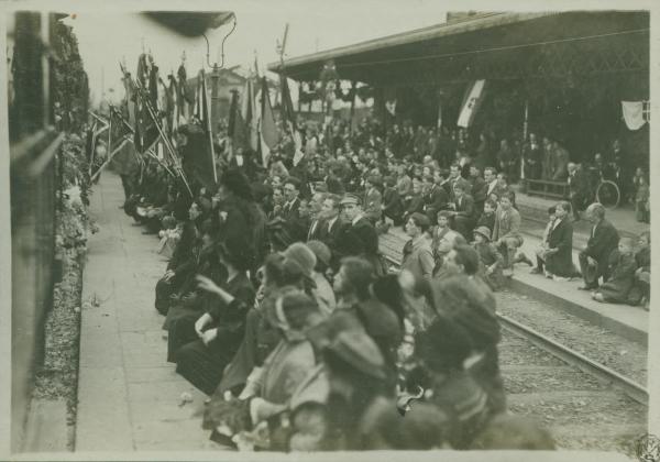 Cerimonia della traslazione della salma del Milite Ignoto - Stazione ferroviaria - Persone in ginocchio al passaggio del treno con la bara del Milite Ignoto