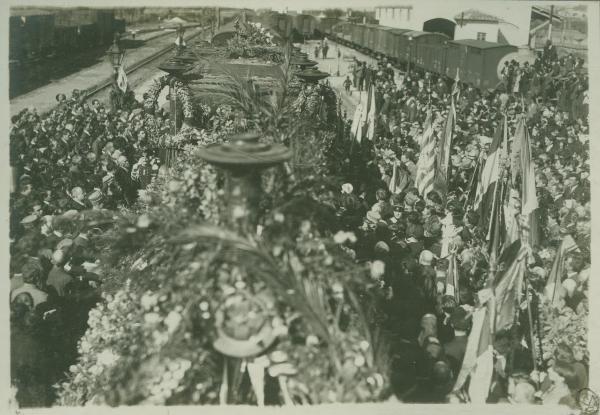 Cerimonia della traslazione della salma del Milite Ignoto - Cortona - Stazione ferroviaria - Folla la passaggio del treno con la bara del Milite Ignoto