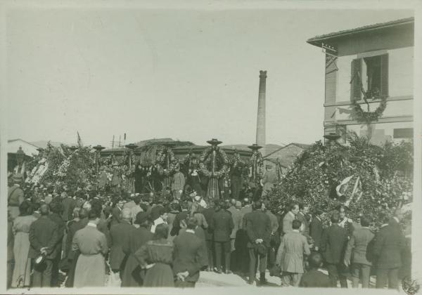 Cerimonia della traslazione della salma del Milite Ignoto - Cortona (?) - Stazione ferroviaria - Folla alla partenza del treno con la bara del Milte Ignoto