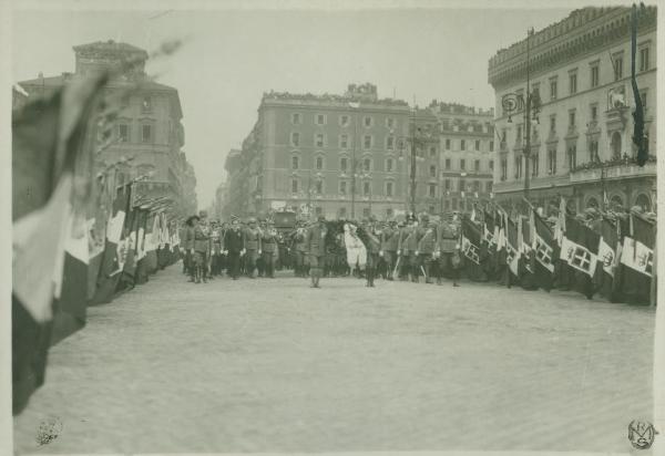 Cerimonia della traslazione della salma del Milite Ignoto - Roma - Piazza Venezia - Parata militare all'arrivo della bara del Milite Ignoto