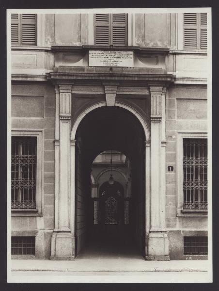 Milano - Casa Feltrinelli (già Rabia). Veduta del portone di ingresso con lapide soprastante del 1781.