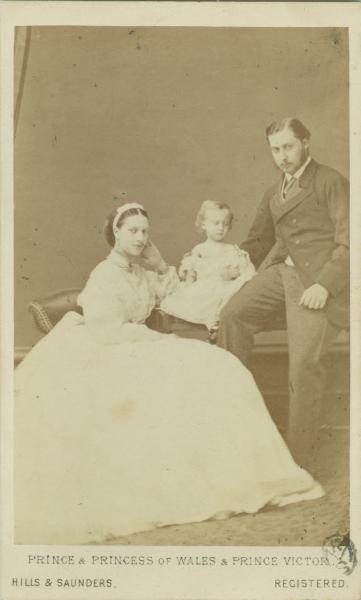 Ritratto di famiglia - Edoardo principe di Galles con la moglie Alessandra principessa di Danimarca e il figlio Alberto Vittorio