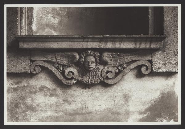 Milano - Palazzo del Senato. Particolare della decorazione in pietra alla base di una nicchia nell'androne fra le due corti.