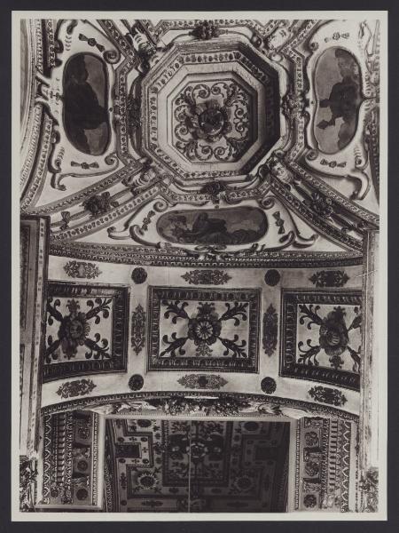 Milano - Basilica di S. Vittore al Corpo. Particolare della decorazione della volta e del sottarco del vestibolo della sacrestia.