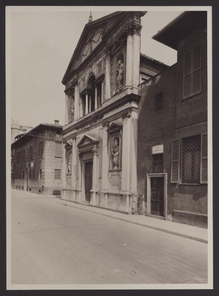 Milano - Chiesa dei Ss. Paolo e Barnaba. Veduta di scorcio della facciata.