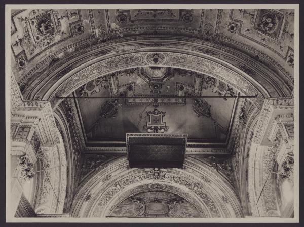 Milano - Chiesa dei Ss. Paolo e Barnaba. Veduta della volta soprastante l'altare maggiore.