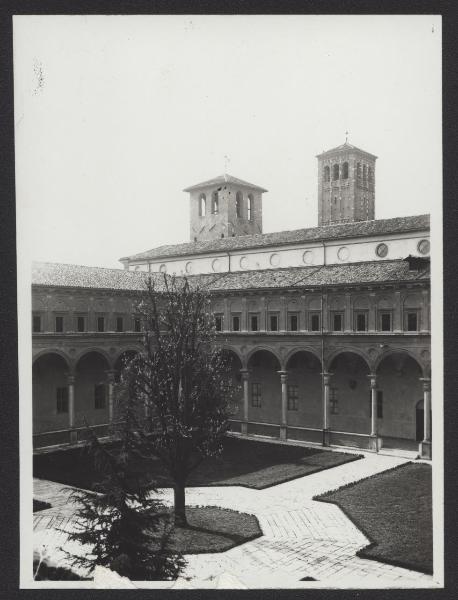 MIlano - Università Cattolica. Veduta dall'alto del chiostro ionico.
