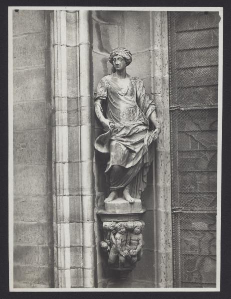 Milano - Duomo. Facciata, statua femminile (Sibilla ?) su mensola retta da putti nello sguancio di una finestra.