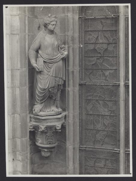 Milano - Duomo. Facciata, statua femminile (Sibilla ?) su mensola retta da putti nello sguancio di una finestra.