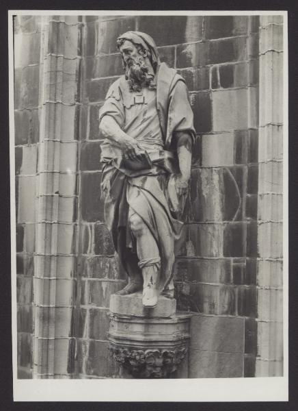 Milano - Duomo. Facciata, profeta, statua in marmo su mensola.
