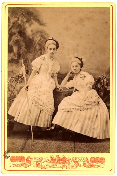 Ritratto di gruppo - Due giovani donne in costume da pastorelle