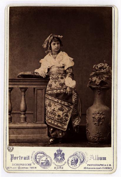 Ritratto femminile - Giovane in costume da ungherese, in piedi davanti a una balaustra
