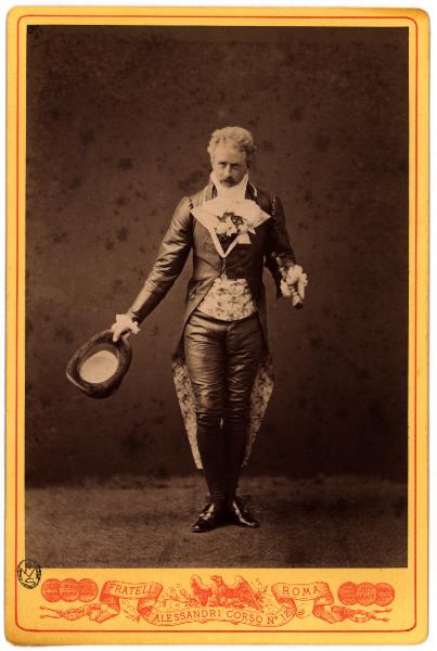 Ritratto maschile - Uomo in costume con una marsina con fodera stampata a fiori e con sotto il braccio un bastone da passeggio