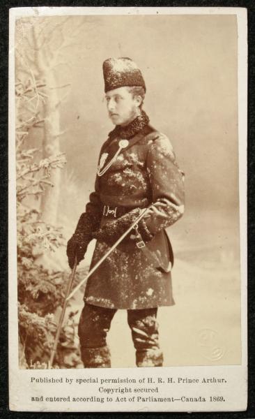 Ritratto maschile - Arturo principe del Regno Unito in tenuta da caccia con fucile