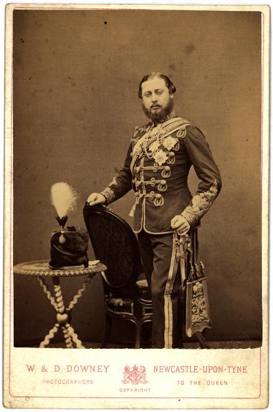 Ritratto maschile - Militare - Uomo in uniforme accanto a una sedia e a un tavolino