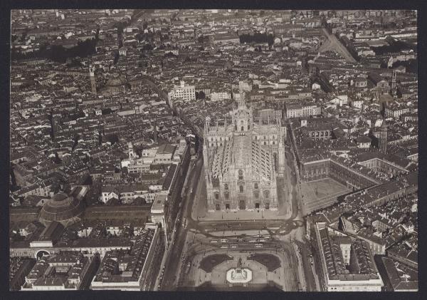 Milano. Veduta aerea di piazza Duomo.