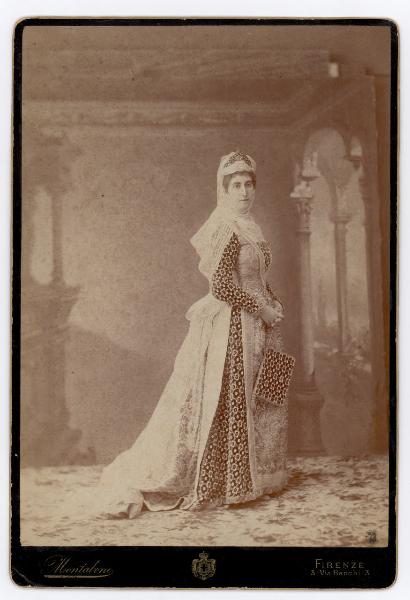 Ritratto femminile - Donna in piedi con cappellino con veletta, abito e borsa coordinati