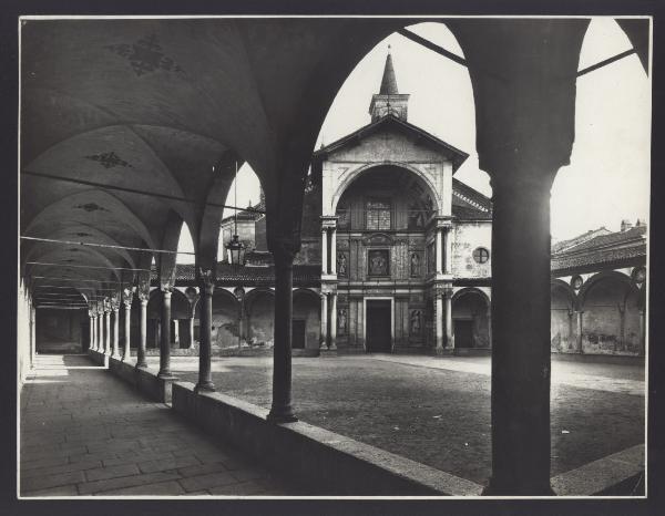 Abbiategrasso - Chiesa di Santa Maria Nuova. Veduta della facciata dal quadriportico.