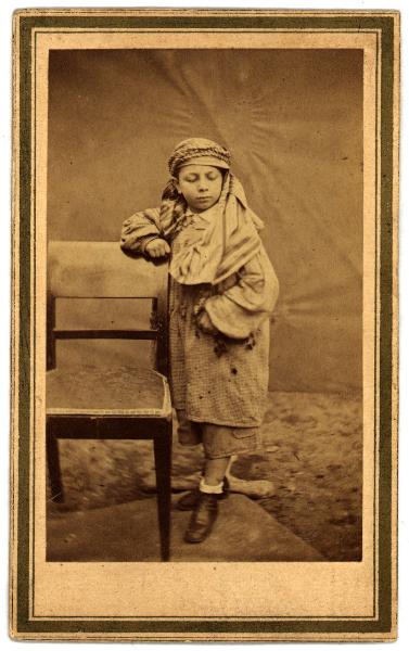 Ritratto infantile - Bambino con copricapo da beduino arabo