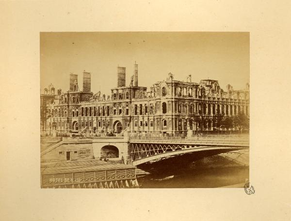 Parigi - Hotel de Ville - Lato verso il ponte sulla Senna - Rovine dopo gli incendi del 1871