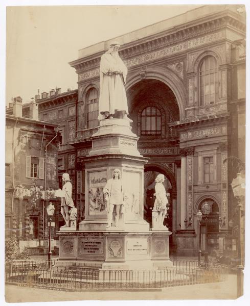 Milano - Piazza della Scala - Monumento a Leonardo da Vinci