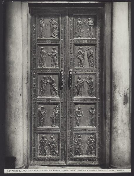 Firenze - Basilica di S. Lorenzo. sacrestia Vecchia, Donatello, porta dei Martiri in bronzo.