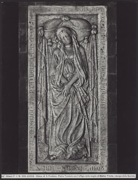 Lucca - Chiesa di S. Frediano. Cappella Trenta, Jacopo della Quercia, lastra tombale della moglie di Matteo Trenta, rilievo in marmo.