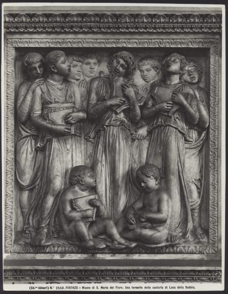 Firenze - Museo dell'Opera del Duomo. Luca della Robbia, fanciulli e putti che suonano e cantano, formella della cantoria, bassorilievo (1431-38).
