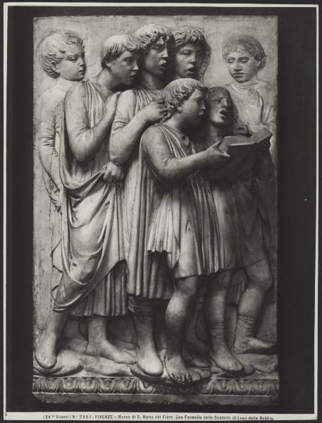 Firenze - Museo dell'Opera del Duomo. Luca della Robbia, fanciulli che cantano, formella della cantoria, bassorilievo (1431-38).