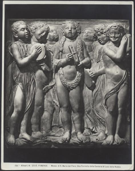 Firenze - Museo dell'Opera del Duomo. Luca della Robbia, putti che suonano e cantano, formella della cantoria, bassorilievo (1431-38).