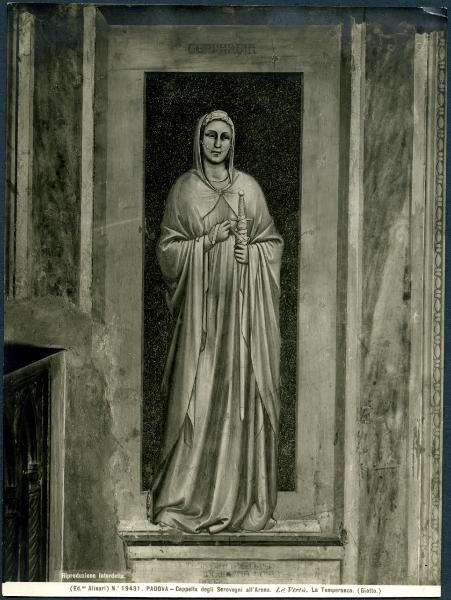 Padova - Cappella degli Scrovegni. Giotto, Temperanza, affresco dello zoccolo della parete laterale destra (1305-6).