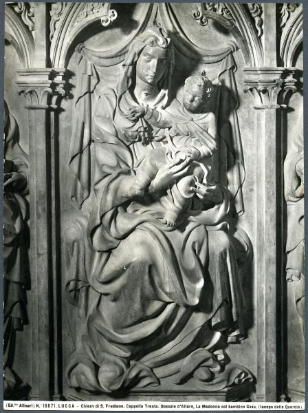 Lucca - Chiesa di S. Frediano. Cappella Trenta, Jacopo della Quercia, Madonna con Bambino entro una nicchia, particolare del polittico dell'altare, scultura in marmo (1422).