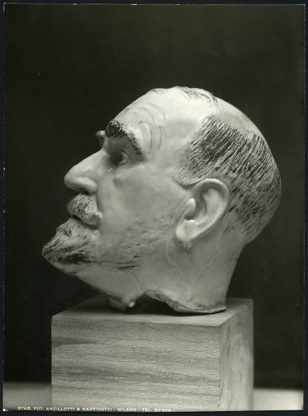 Milano - VI Triennale d'Arte. Tyra Lundgren, Ritratto di mio padre, testa in ceramica smaltata veduta di profilo.