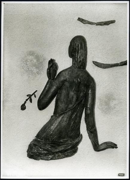 Milano - VI Triennale d'Arte. Figura femminile di spalle, altorilievo in ceramica.