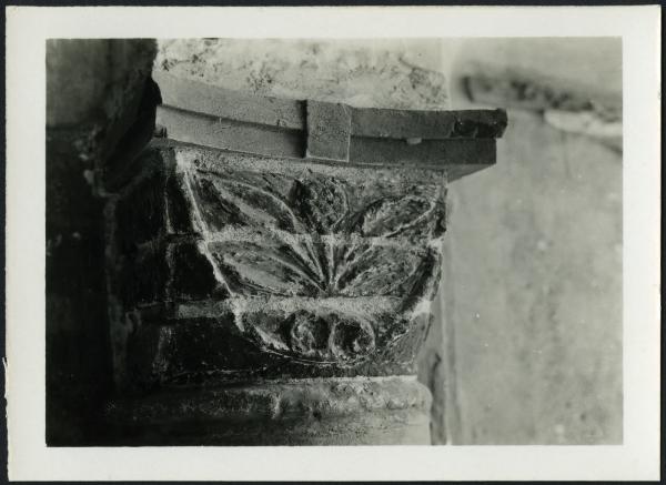 Biandrate - Chiesa parrocchiale di S. Colombano. Interno, particolare di un capitello nell'atrio decorato con motivo fitomorfo.