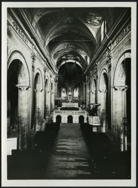 Acqui Terme - Duomo. Interno, veduta della navata centrale e dell'altare maggiore.