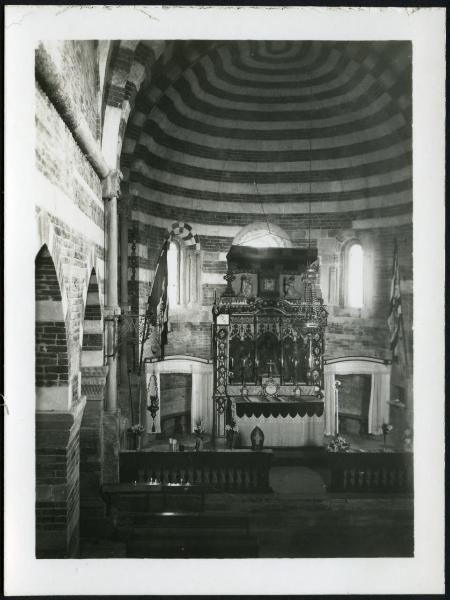 Albugnano - Abbazia di Santa Maria di Vezzolano. Interno, veduta dell'abside con l'altare maggiore.